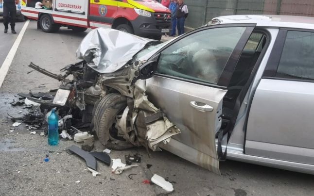 Impact frontal între un autoturism şi un TIR pe centura orașului Alba Iulia - FOTO