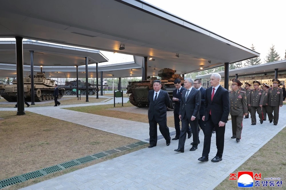 oficial rusi au participat la deschiderea unui nou muzeu militar in coreea de nord
