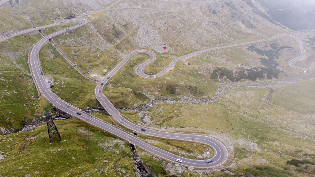 Imagine din drona cu DN 7C, Transfagarasan , construit intre anii 1970-1974 in Muntii Fagaras, sambata 25 august 2018. Soseaua Transfagarasan se afla pe Drumul National 7C (152 km) ce leaga Transilvania de Muntenia, traversand cel mai inalt lant muntos din Romania, Muntii Fagaras, pe o distanta de aproximativ 92 km prin judetele Arges si Sibiu. Soseaua ajunge la altitudinea maxima de 2042 metri la Balea Lac (Mediafax Foto)