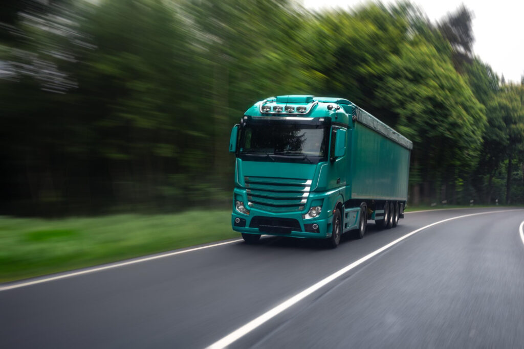camion de marfa pe un drum